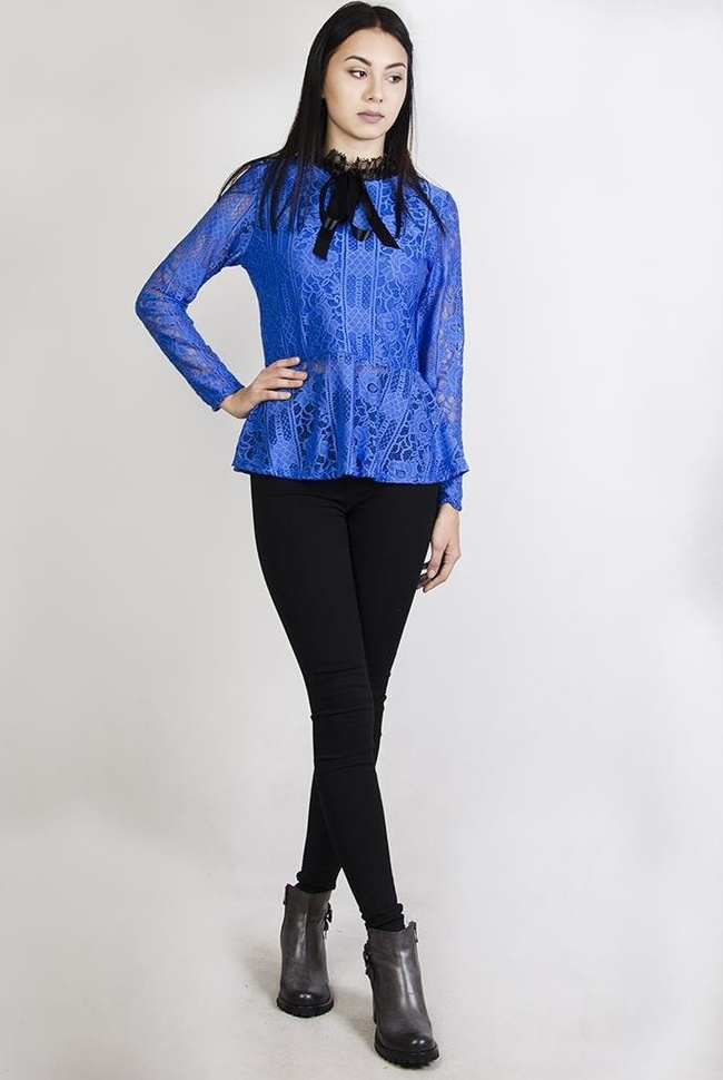 Chabrowa bluzka z baskinką i czarnymi wstawkami