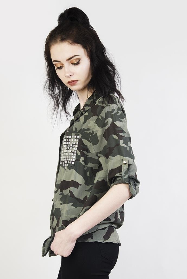 Koszula moro z wiązaniem na dole i ćwiekami przy kieszonkach