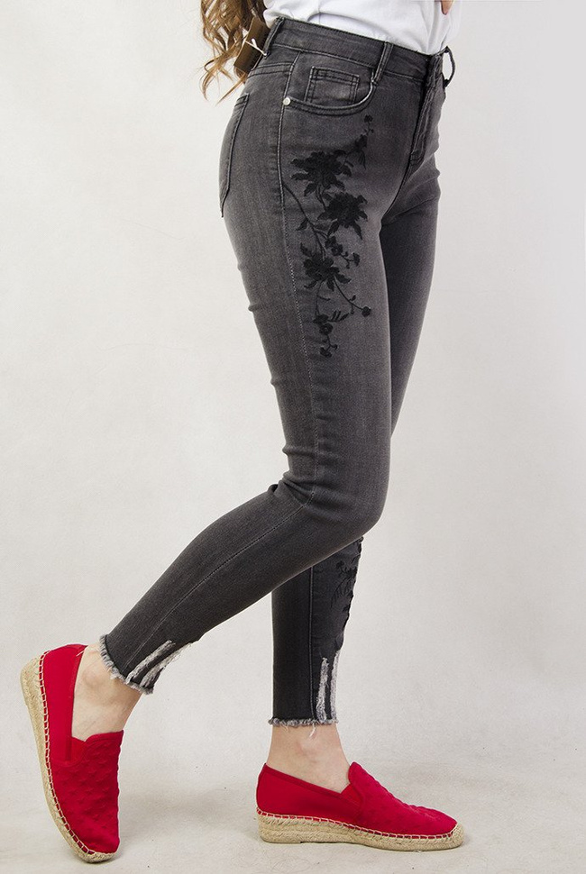 Szare spodnie jeansowe z naszywkami