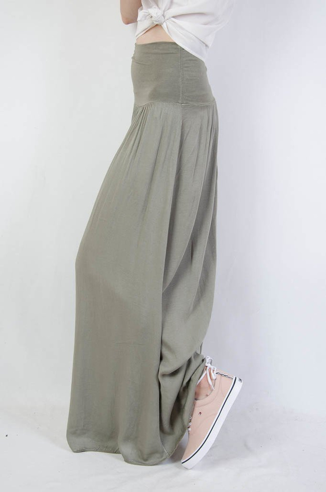 Długa zwiewna zielona spódnica z szerokim pasem