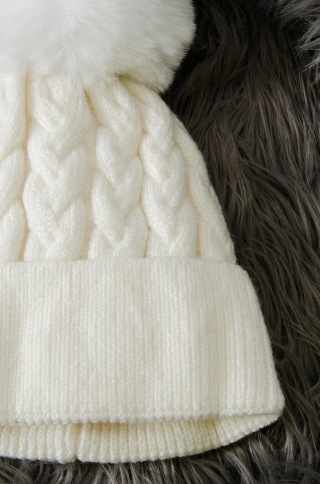 KREMOWA ZIMOWA CZAPKA PLECIONA Z POMPONEM