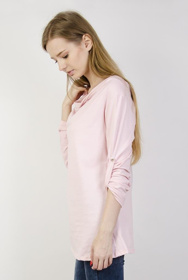 Różowa bluzka z dekoltem i podwiniętymi rękawami