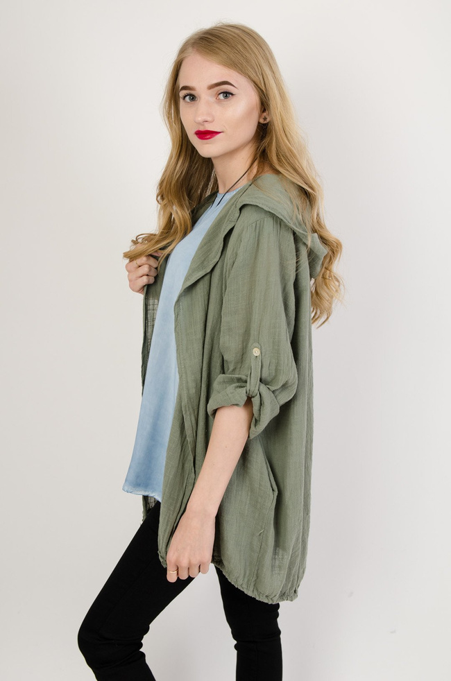 Zielona narzutka z kapturem oraz kieszeniami