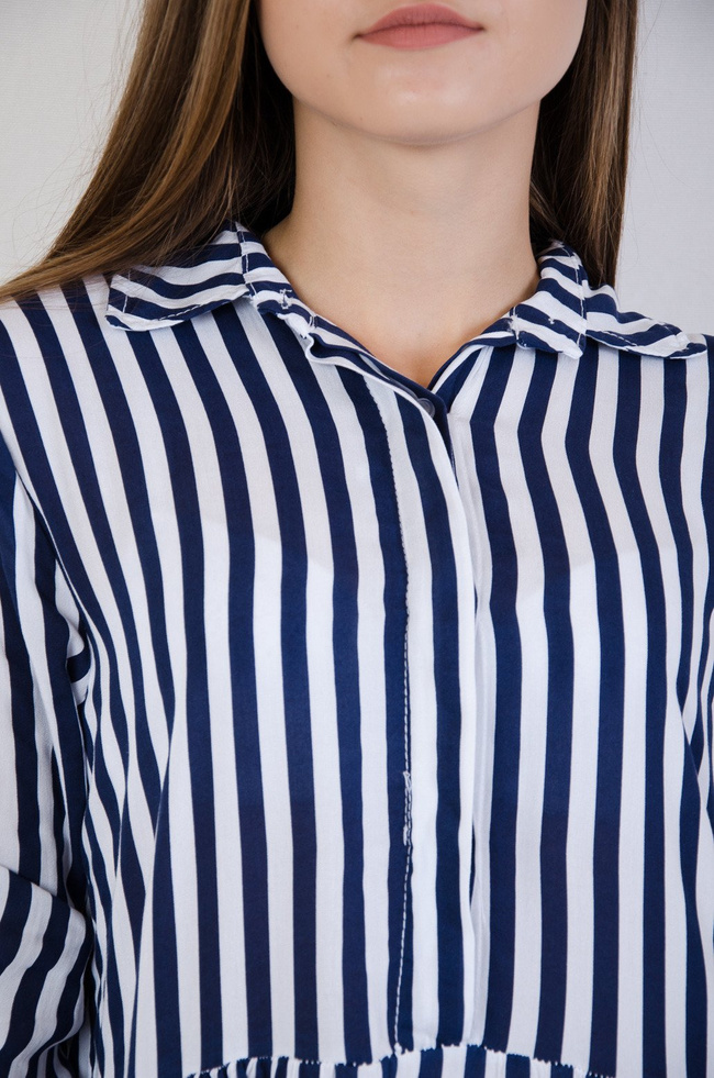 Sukienka w biało granatowe pionowe pasy