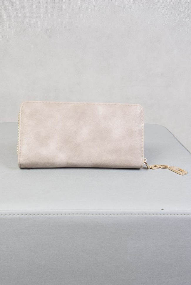 Beżowy portfel ze złotym zamkiem, breloczkiem oraz kokardką