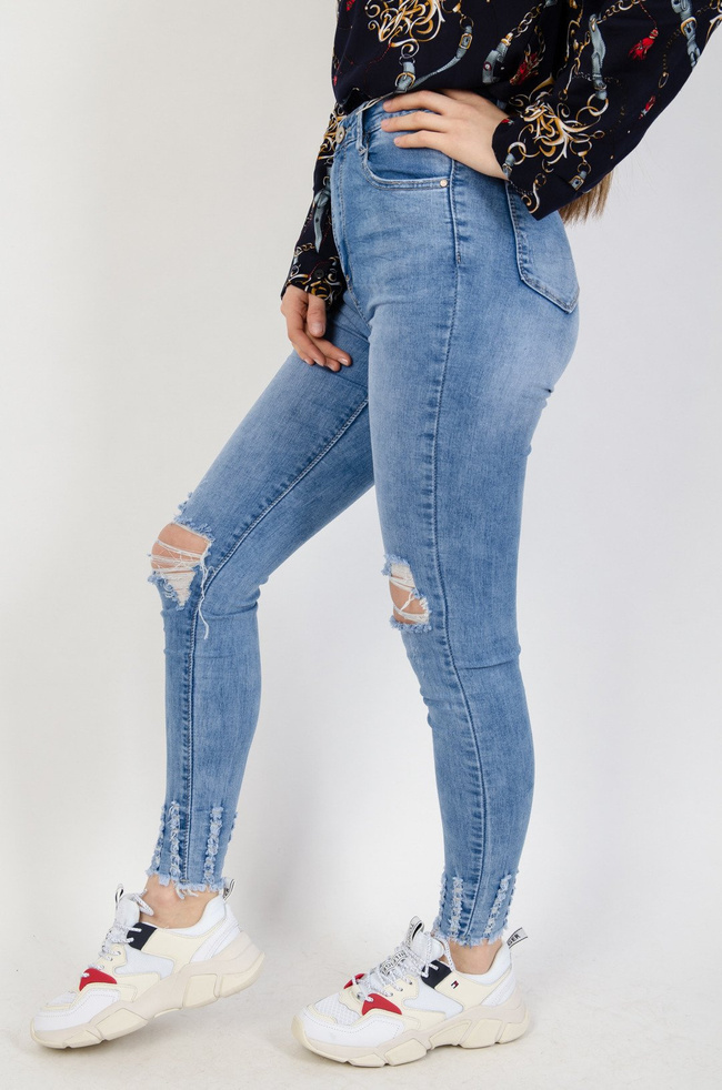 Jasne spodnie jeansowe z dziurami