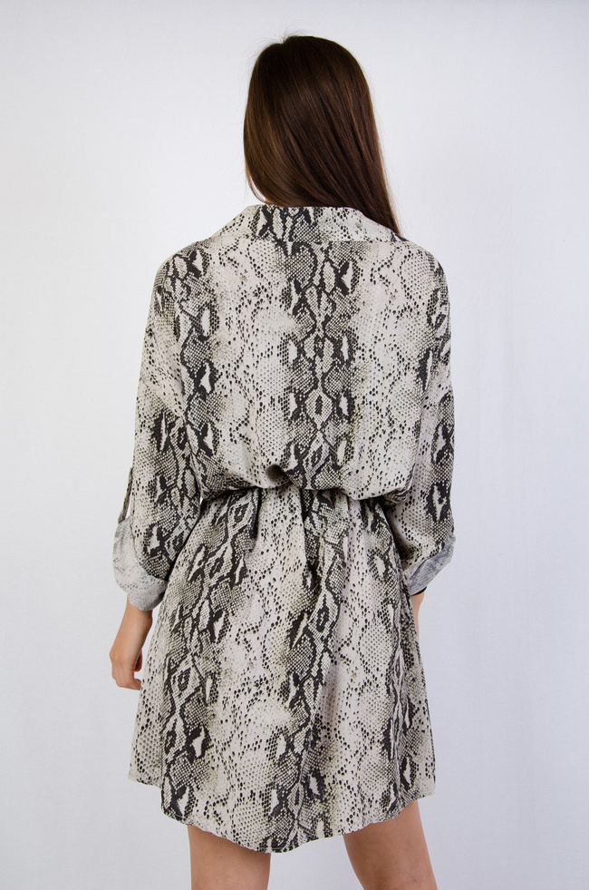 Sukienka imitacja skóry węża wiązana w pasie 