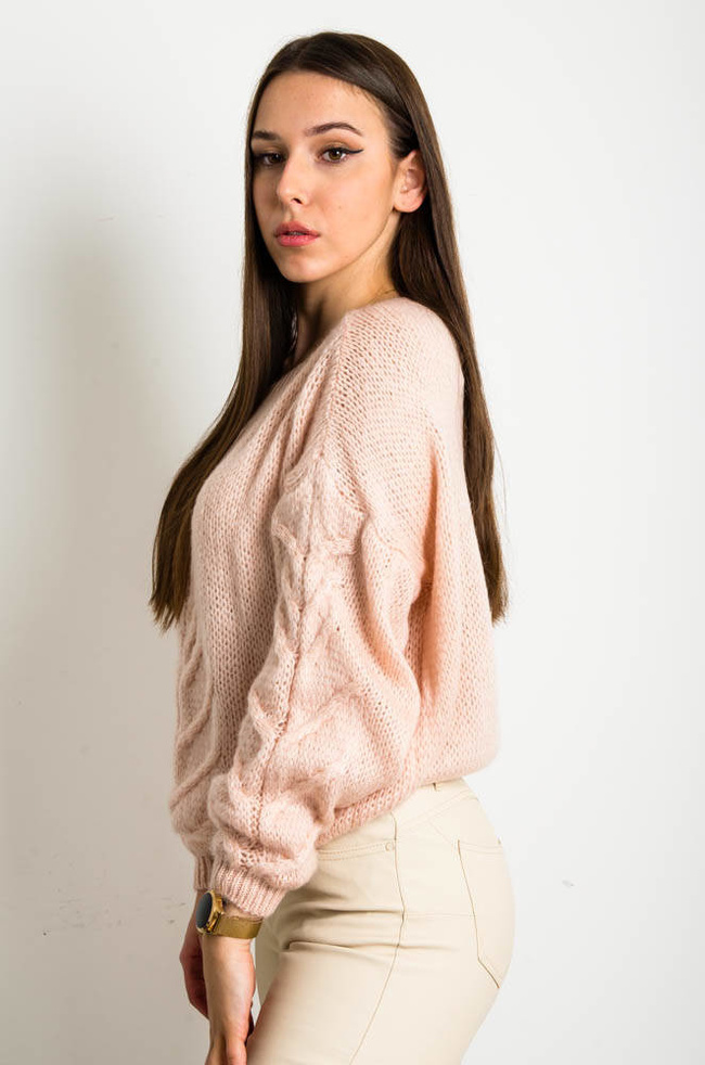 JASNO RÓŻOWY SWETER O LUŹNYM KROJU