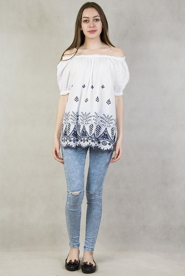 Biała bluzka z granatowym haftem