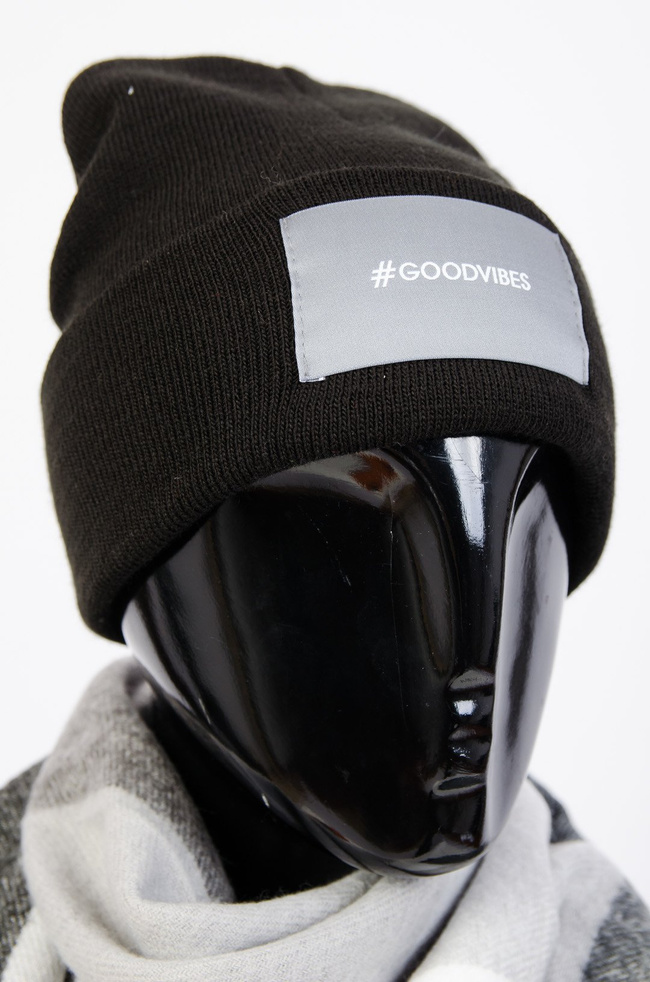 CZAPKA Z NAPISEM "#GOODVIBES" W KOLORZE CZARNYM