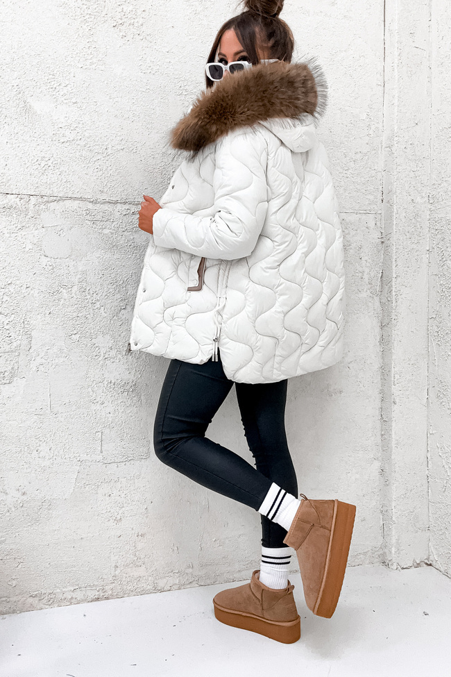KURTKA PIKOWANA Z KAPTUREM I ŚCIĄGACZAMI PO BOKACH- BIAŁA
