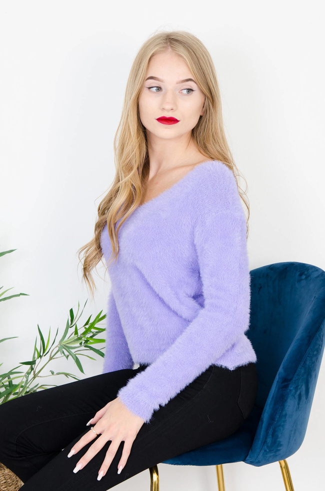 FIOLETOWY WŁOCHATY SWETER Z DEKOLTEM W SEREK