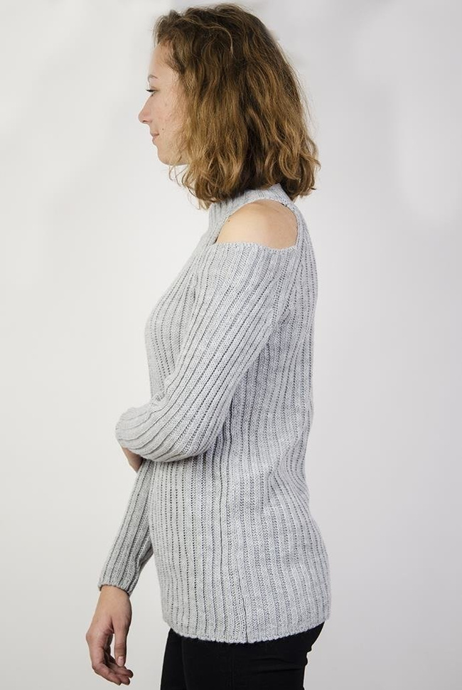 Szary sweterek z odkrytymi ramionami i golfem