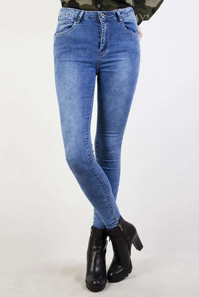 Jasne spodnie jeansowe przylegające