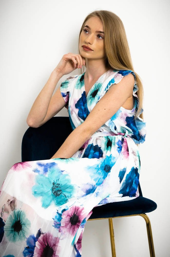 BIAŁA SUKIENKA W KWIATY Z PLISOWANIEM W RĘKAWACH ORAZ NA DOLE