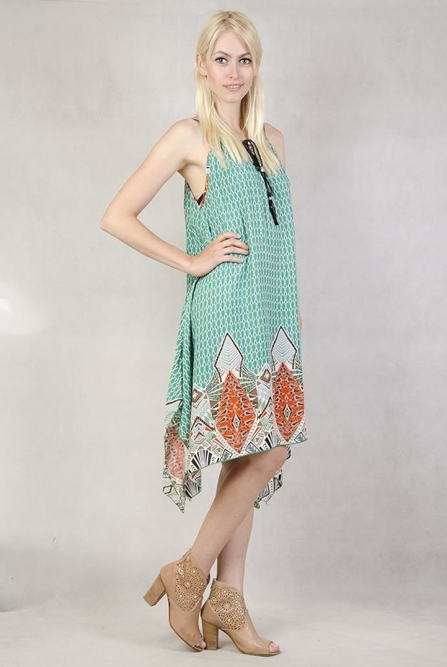 Wzorzysta sukienka z dłuższymi bokami zielona