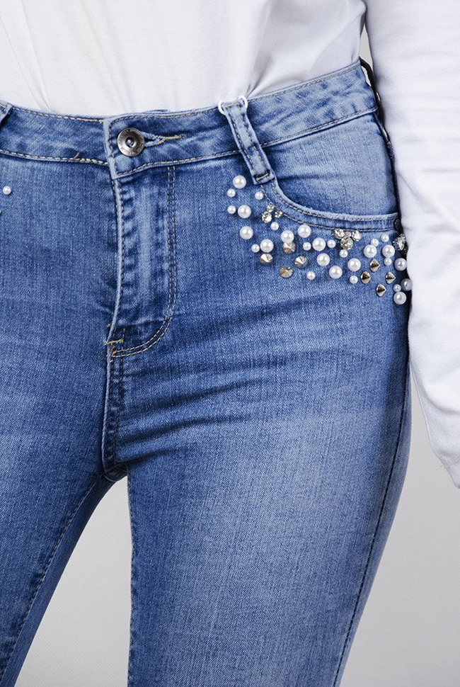 Jasne spodnie z koralikami przy kieszeni