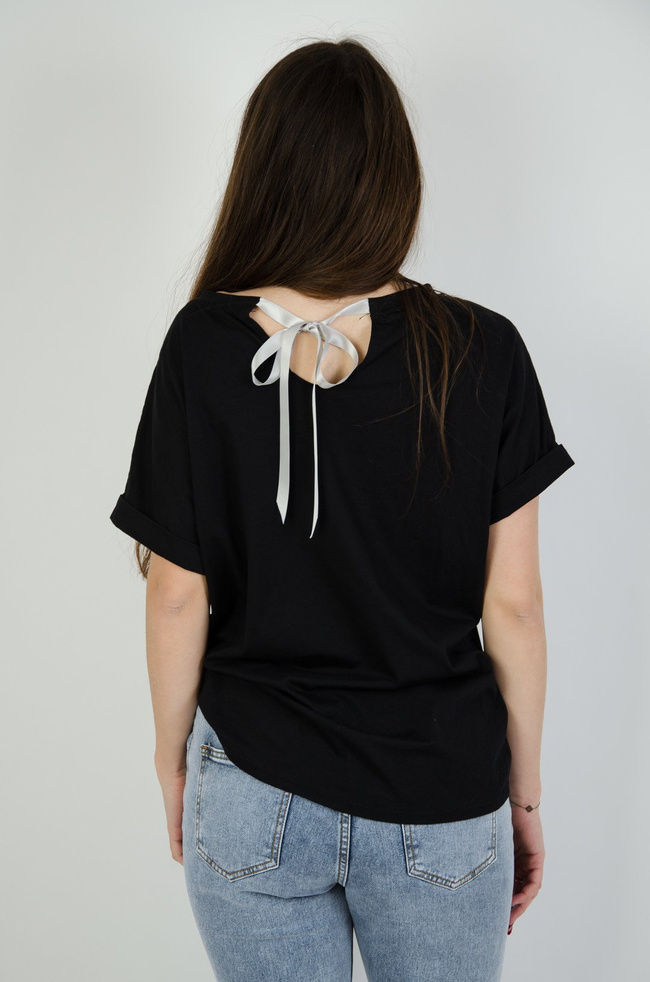 Czarna bluzka z motywem kobiety oraz kokardą