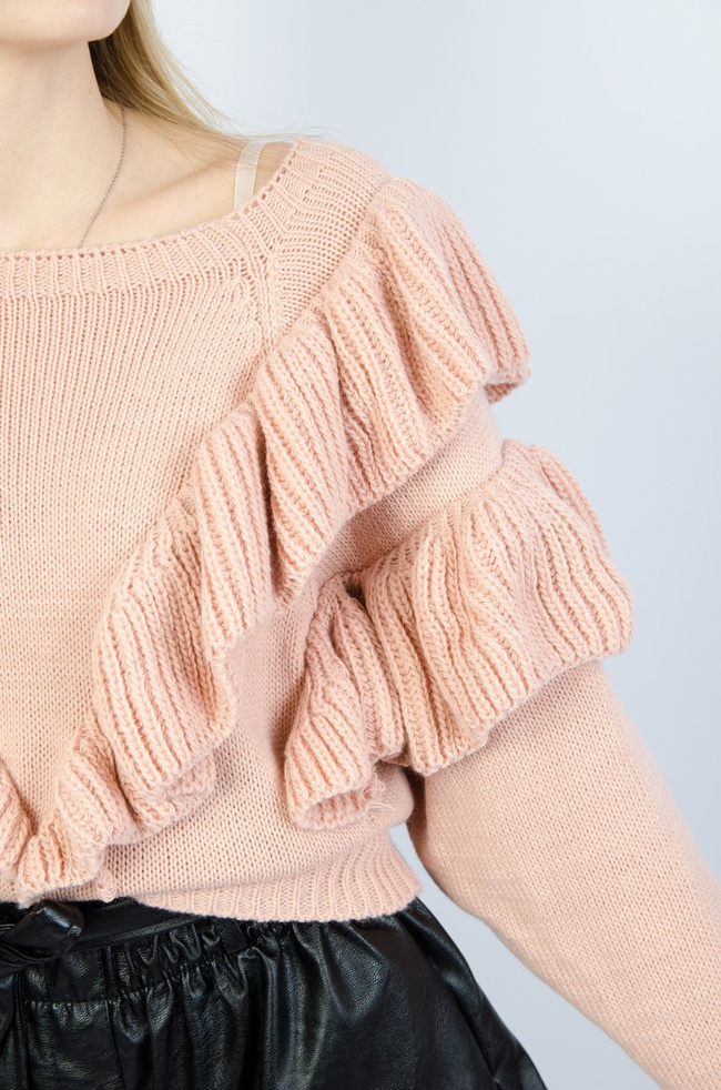 JASNO-RÓŻOWY SWETER Z FALBANAMI 