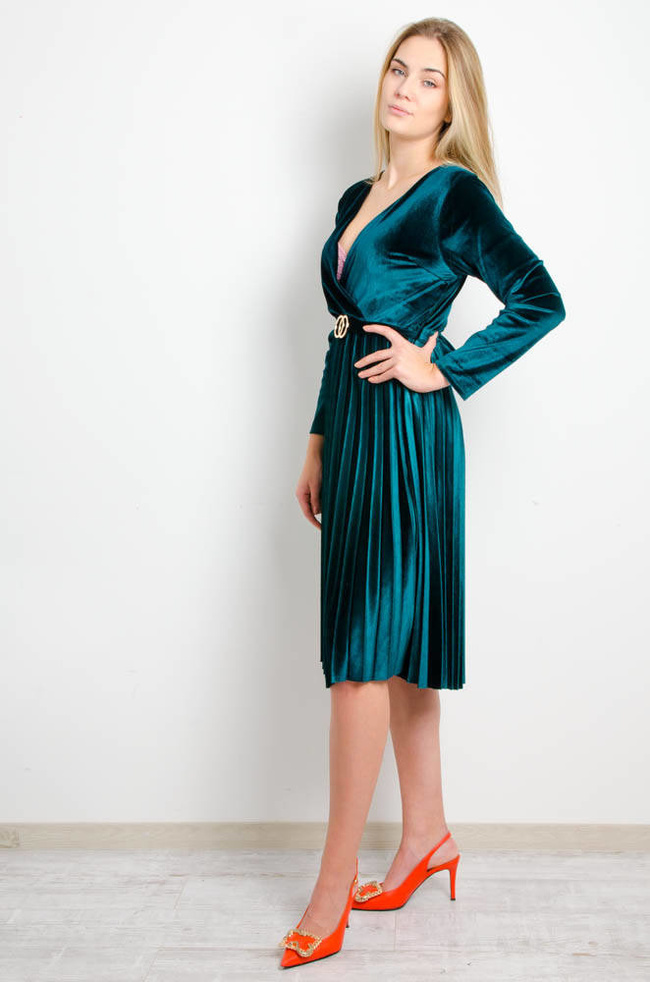 ZIELONA WELUROWA SUKIENKA Z PLISOWANIEM