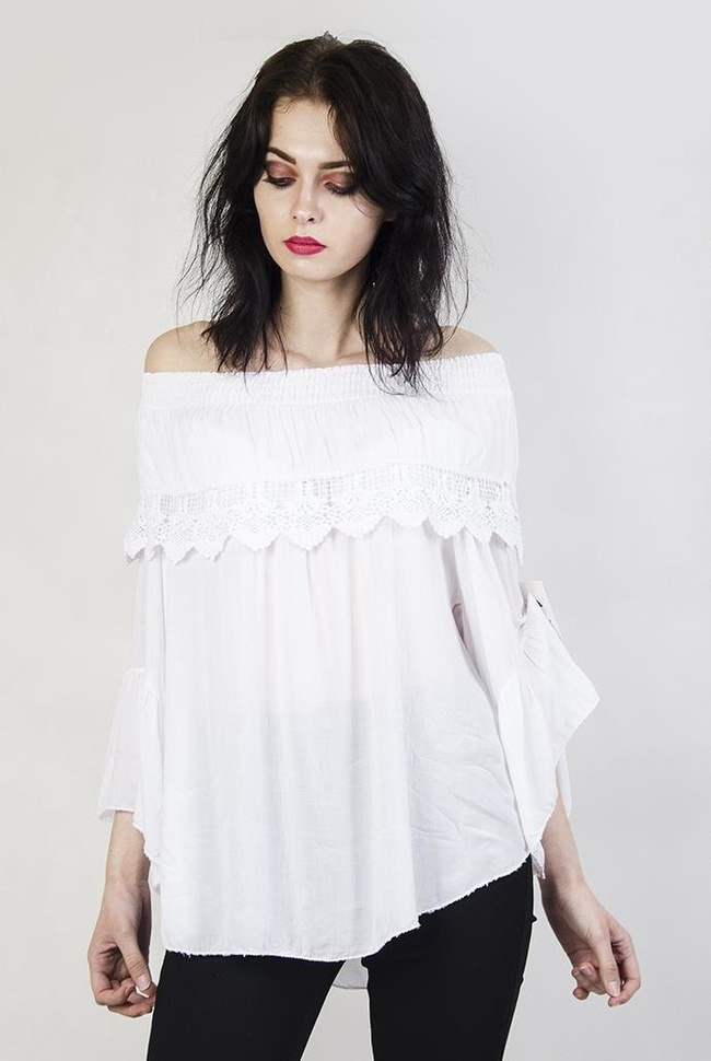 Biała bluzka z hiszpańskim dekoltem i ażurowymi wstawkami