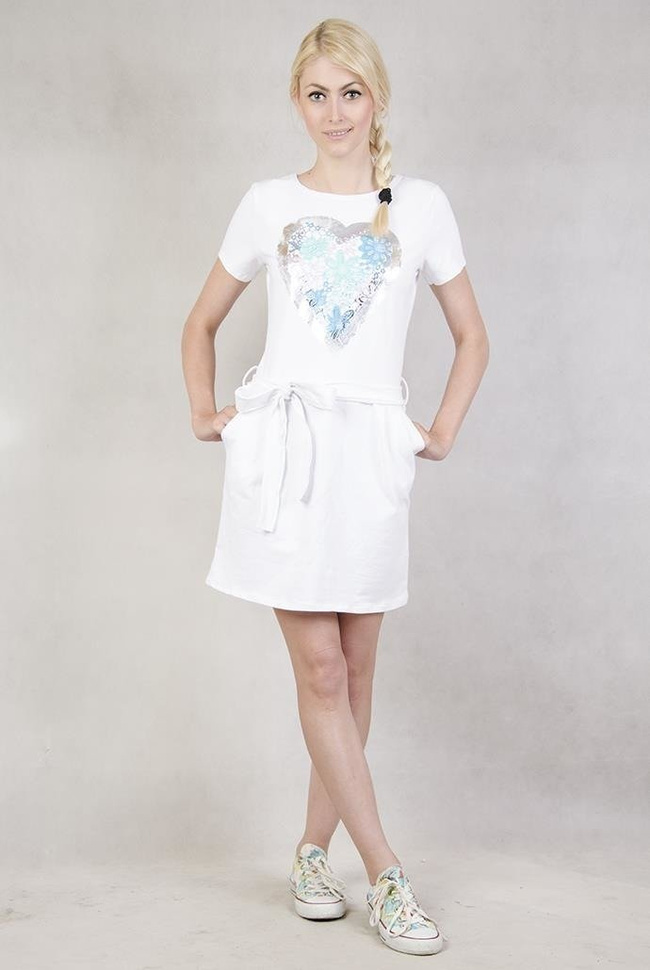 Sukienka z sercem i haftowanymi kwiatkami biała