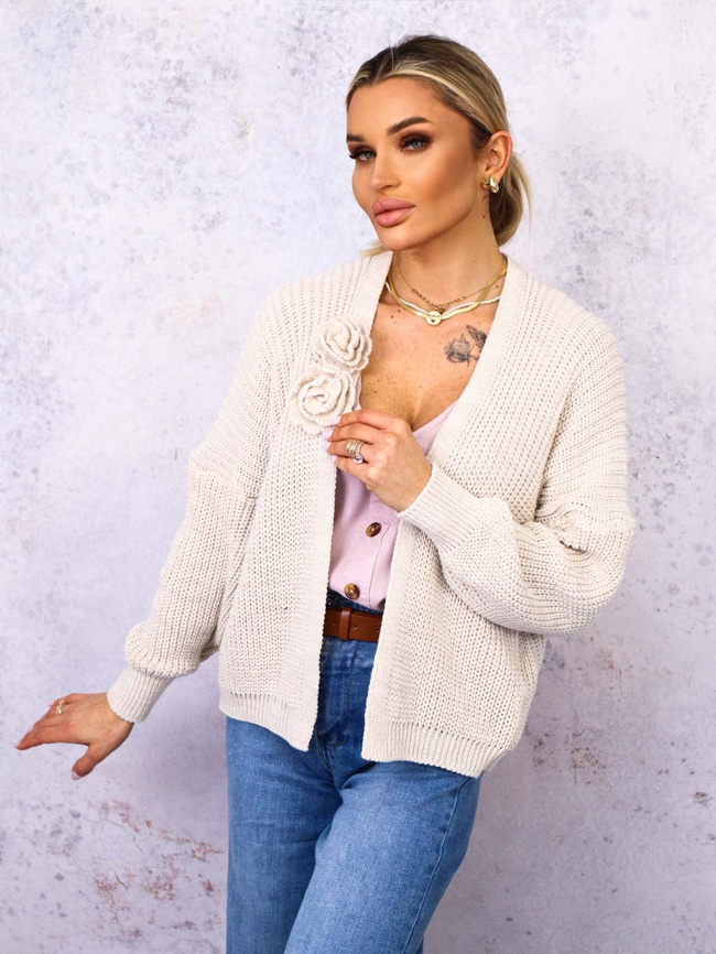 KRÓTKI KARDIGAN Z PRZYPINANYMI KWIATAMI- BEŻOWY