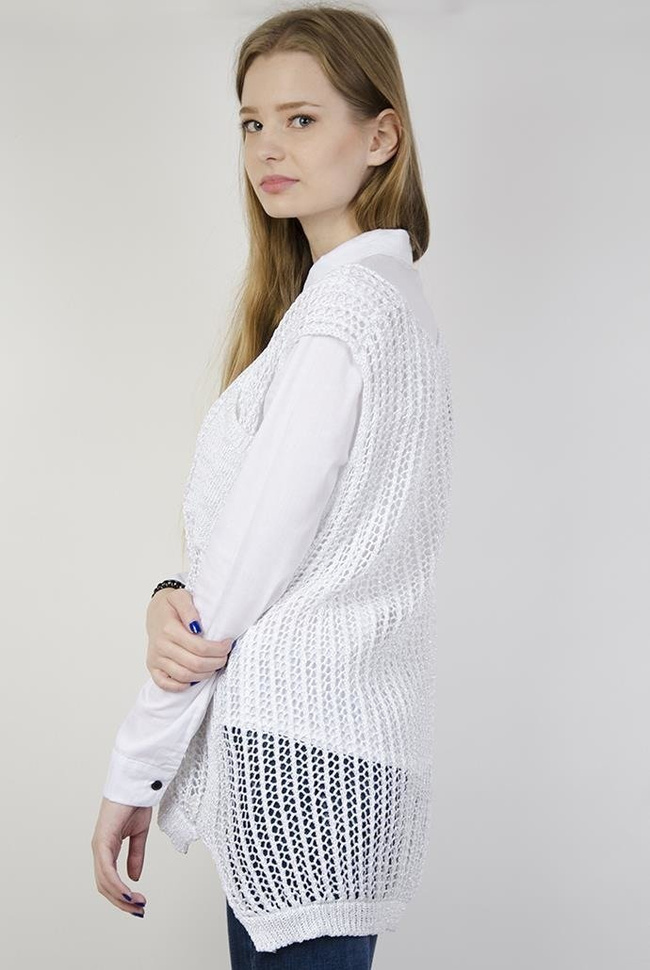 Biała narzuta z przedłużanym tyłem