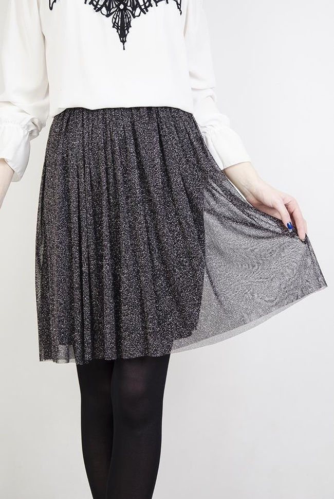 Czarna spódniczka przeszywana srebrną nicią