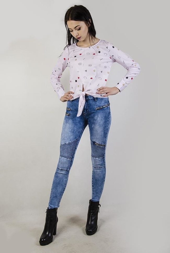 Jasnoróżowa koszula w paski, z wiązaniem z przodu