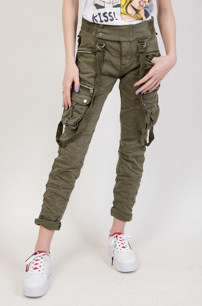 Zielone spodnie joggery z zamkami oraz szelkami