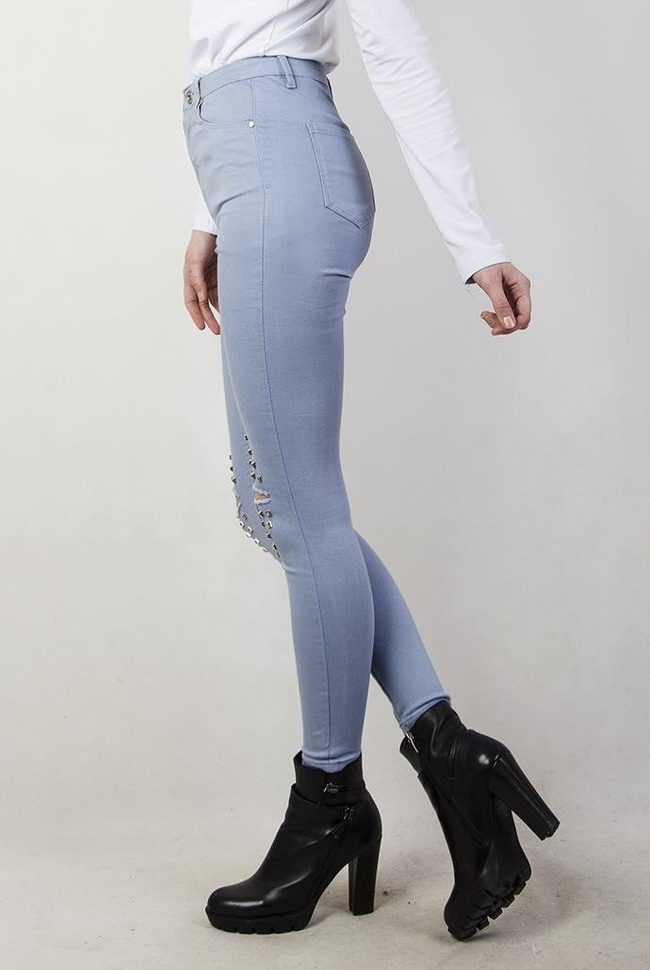 Jasnoniebieskie spodnie skinny jeans z ćwiekami i dziurami