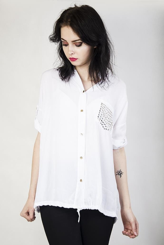 Biała koszula z ćwiekami na kieszonce