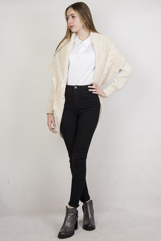 Gruby beżowy sweter typu kardigan z pięknymi wzorami