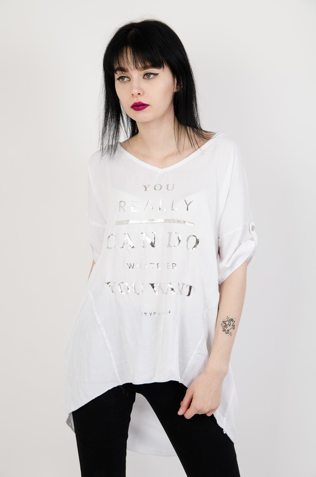 Biała bluzka typu nietoperz z napisami