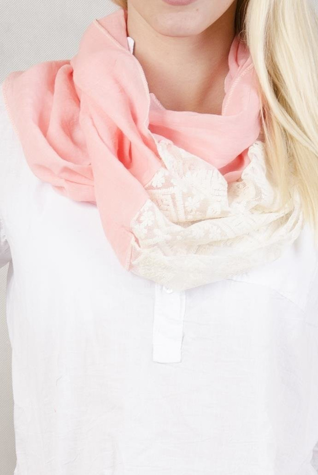 Różowo-biały szal ze zdobieniami