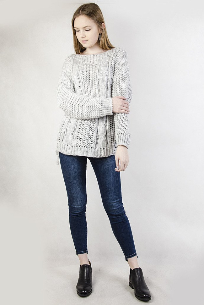 Szary sweter z szarpaniami po bokach