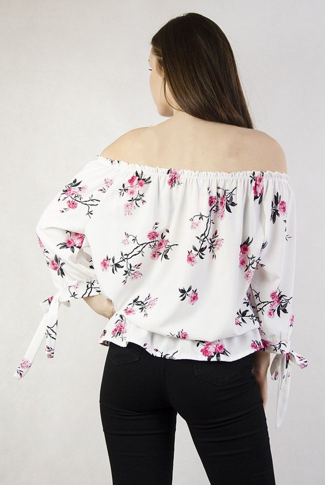 Biała bluzka w kwiaty z hiszpańskim dekoltem