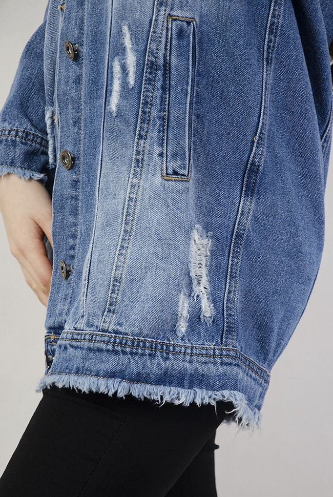 Ciemna kurtka jeansowa przedłużana z szarpaniem na dole