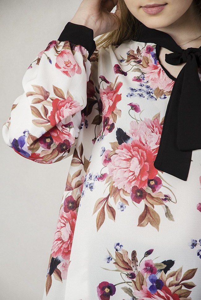 Biała bluzka w kwiaty wiązana przy dekolcie