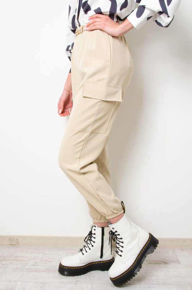 BEŻOWE SPODNIE BOJÓWKI ZE ZŁOTYM ŁAŃCUSZKIEM W PASIE