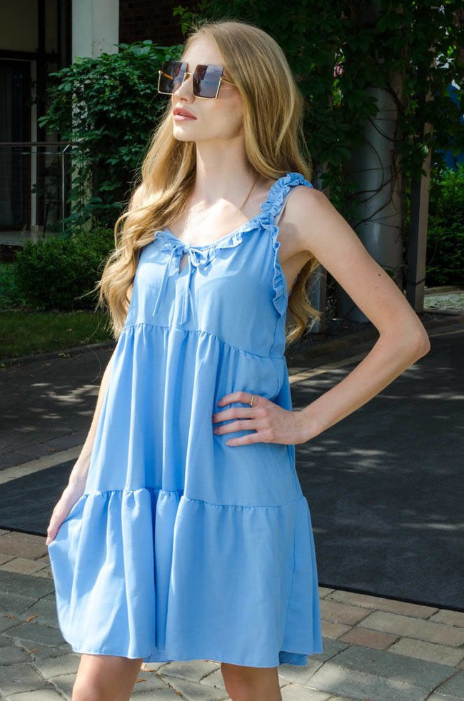 NIEBIESKA LUŹNA SUKIENKA Z FALBANKĄ NA RAMIĄCZKACH