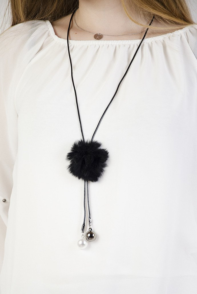 Biała zwiewna bluzka z rozszerzonymi rękawami oraz perełkami