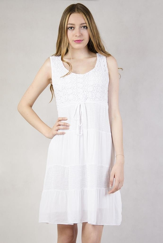 Biała sukienka z koronką wiązana pod biustem