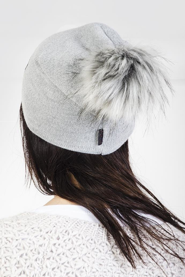 Szara czapka z wszywką z serduszkiem i pomponem