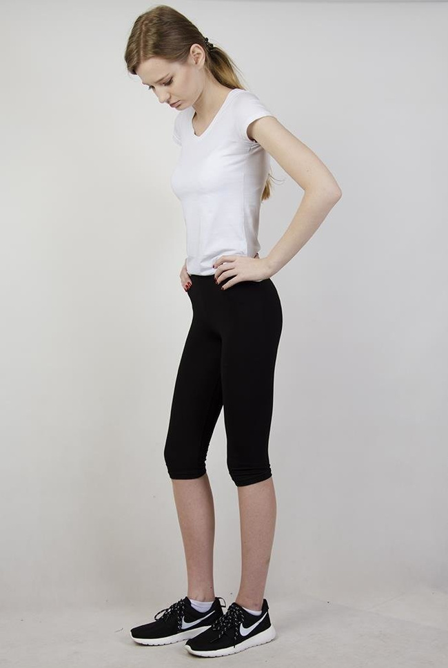 Czarne, krótkie legginsy.