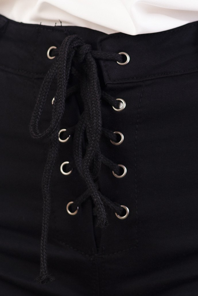 Czarne spodnie z wiązaniem z przodu