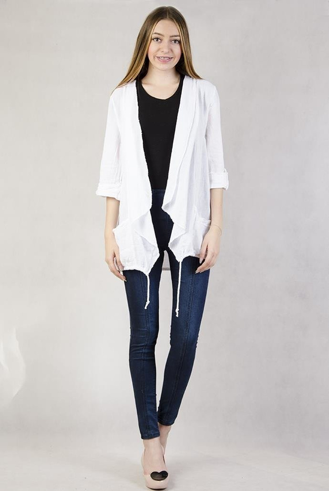 Biała narzuta z kieszeniami i podwijanymi rękawami