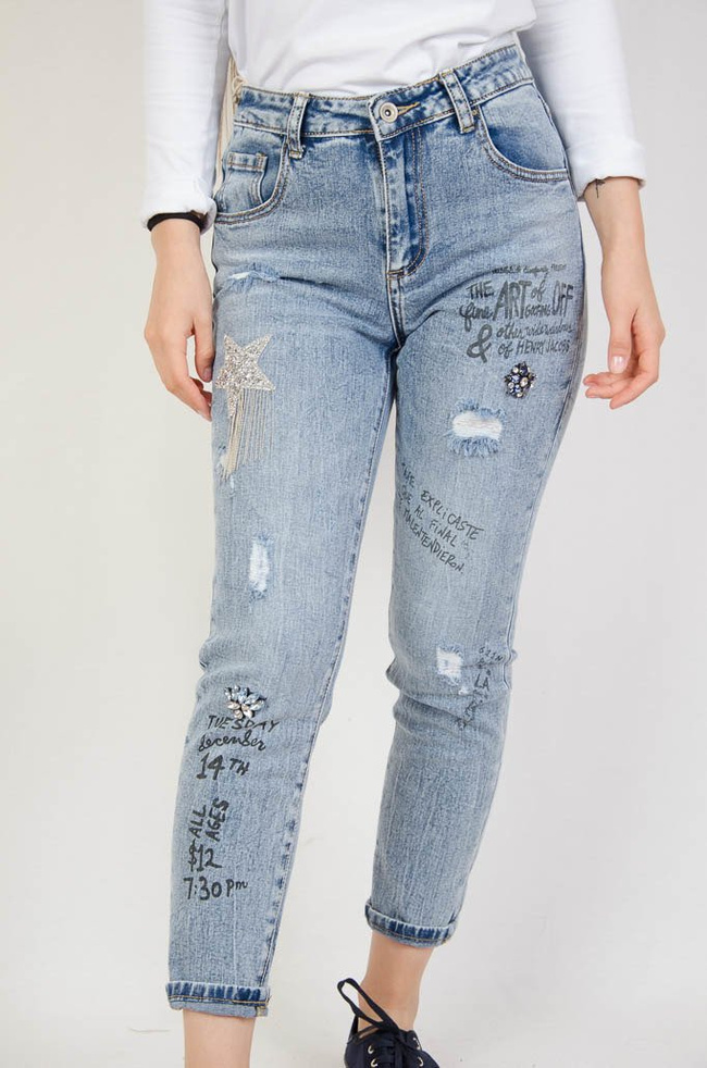 Spodnie jeansowe typu BOYFRIEND z napisami