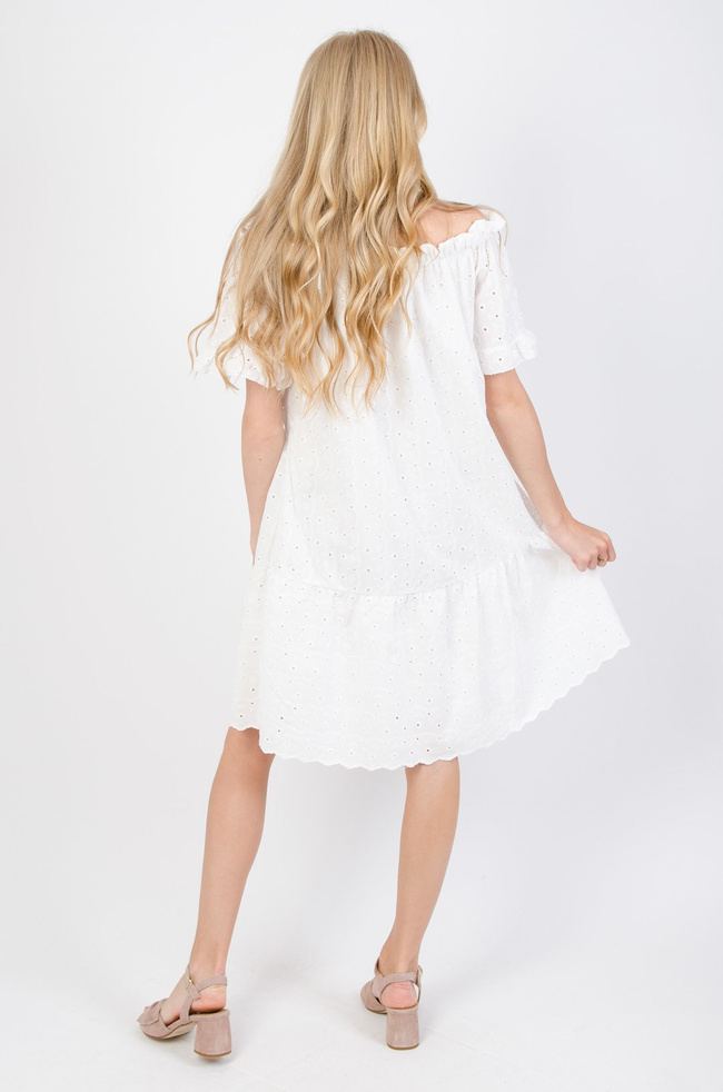 Ażurowa sukienka z hiszpańskim dekoltem